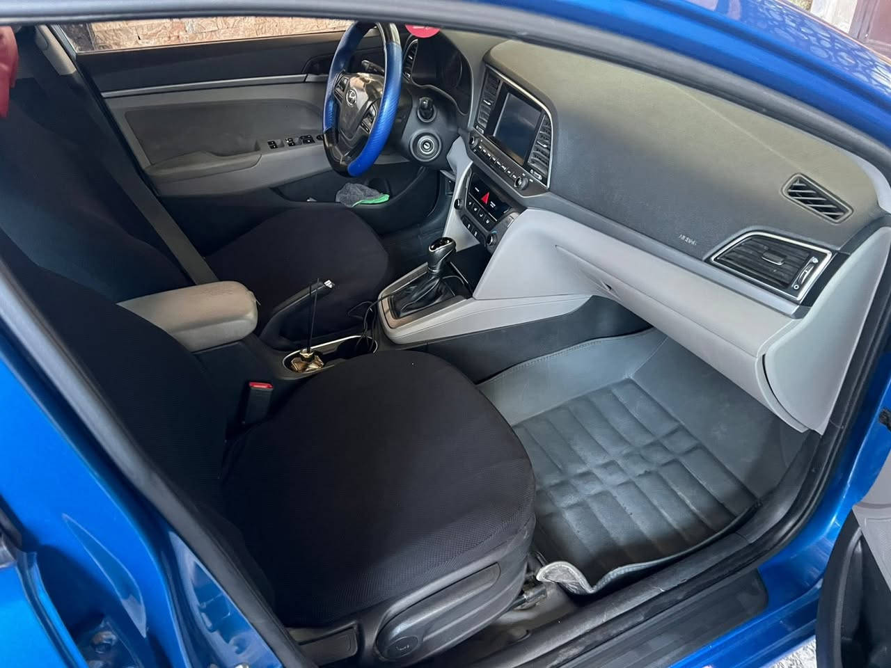 سلام عليكم النترا 2017 وارد امريكي حادث باب السائق تبديل فقط باقي مكفول ماشي 162ml
السيارة نص مواصفات 
السعر 122 مكاني حي اور
***********
