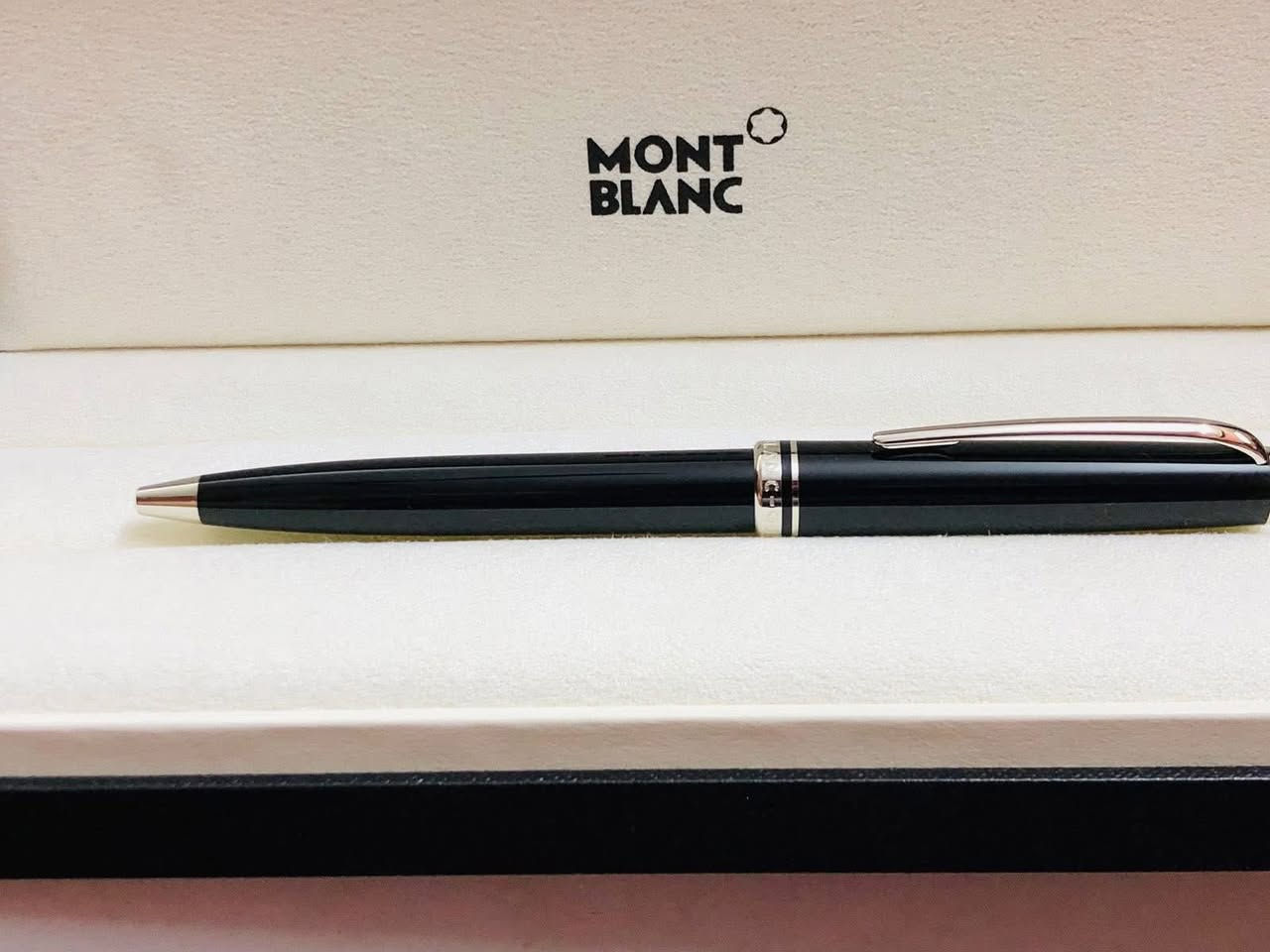 قلم مونت بلان   (Montblanc) جاف 
مستر ستوك - 144- بلاتينيوم       
الماني اصلي الحجم M 
لوك غير مستعمل 
مع العلبه الاصلية
والكرنتي والمرفقات  
للاتصال ***********
