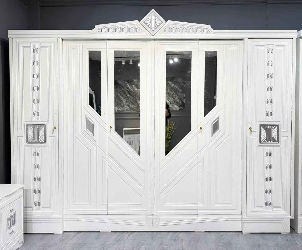 🟤 غرفة عراقية – شغل اقتصادي من أصباغ البوية
يوجد فيديو لتوضيح التفاصيل الكاملة والقياسات ✅

تتكوّن من 9 قطع بالمواصفات التالية:

✅ الكنتور
•  أبواب CNC
• الخارج: MDF تارس سمك 5 ملم
• الداخل: معاكس أبيض 3 ملم
• الضهر: معاكس أبيض 3 ملم مشدود براغي
• نرمادات شريطية
• الفرشة: بلوك

✅ الصومية
• بلايد أسود
• 6 أرجل 

💰 السعر: 950 ألف فقط

🔸 الشازلون والطابورية إضافة 50 ألف

للطلب أو الاستفسار راسلنا مباشرة ✅
.
.
#اثاث #غرف_نوم #حديث #عراقي


**إذا كنت صاحب هذا الإعلان وتريد حذفه لأي سبب، رجاءا أرسل رسالة إلى الدعم الفني**