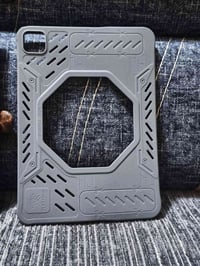 ايباد برو m4 بطاريه 93 ذ 256  مكفول كامل ملحقات+ كفر سيليكون العاب اصل...