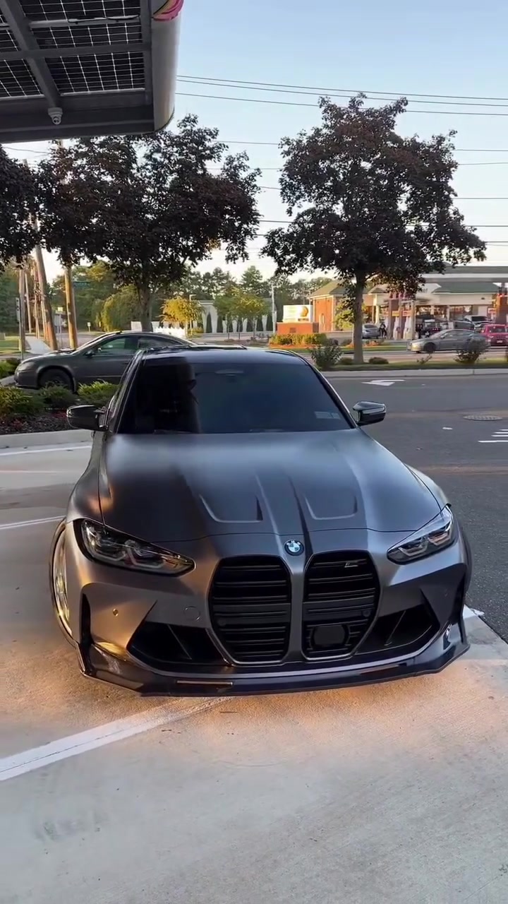 #هذه السيارة هي #BMW_M4  Coupe (بي أم دبليو الفئة الرابعة كوبيه)، وتحديداً من الجيل الأحدث المعروف برمز #G82.
​إليك تفاصيل الفئة والمميزات التي تظهر في الصورة:
​الموديل: M4 Competitio 
​المحرك: مزودة بمحرك 6 أسطوانات تيربو مزدوج (S58) سعة 3.0 لتر.
​التصميم الأمامي: تتميز بشبكة التبريد الكبيرة (Kidney Grille) التي أصبحت علامة فارقة لهذا الجيل، مع فتحات تهوية عريضة في المصد لزيادة الديناميكية الهوائية وتبريد المحرك.
​الإضافات: السيارة في الصورة تأتي بلون مطفي (Matte Gray/Frozen) مع زوائد من ألياف #الكربون (Carbon Fiber) على المصد الأمامي، مما يعطيها مظهراً هجومياً وقوياً.


**إذا كنت صاحب هذا الإعلان وتريد حذفه لأي سبب، رجاءا أرسل رسالة إلى الدعم الفني**