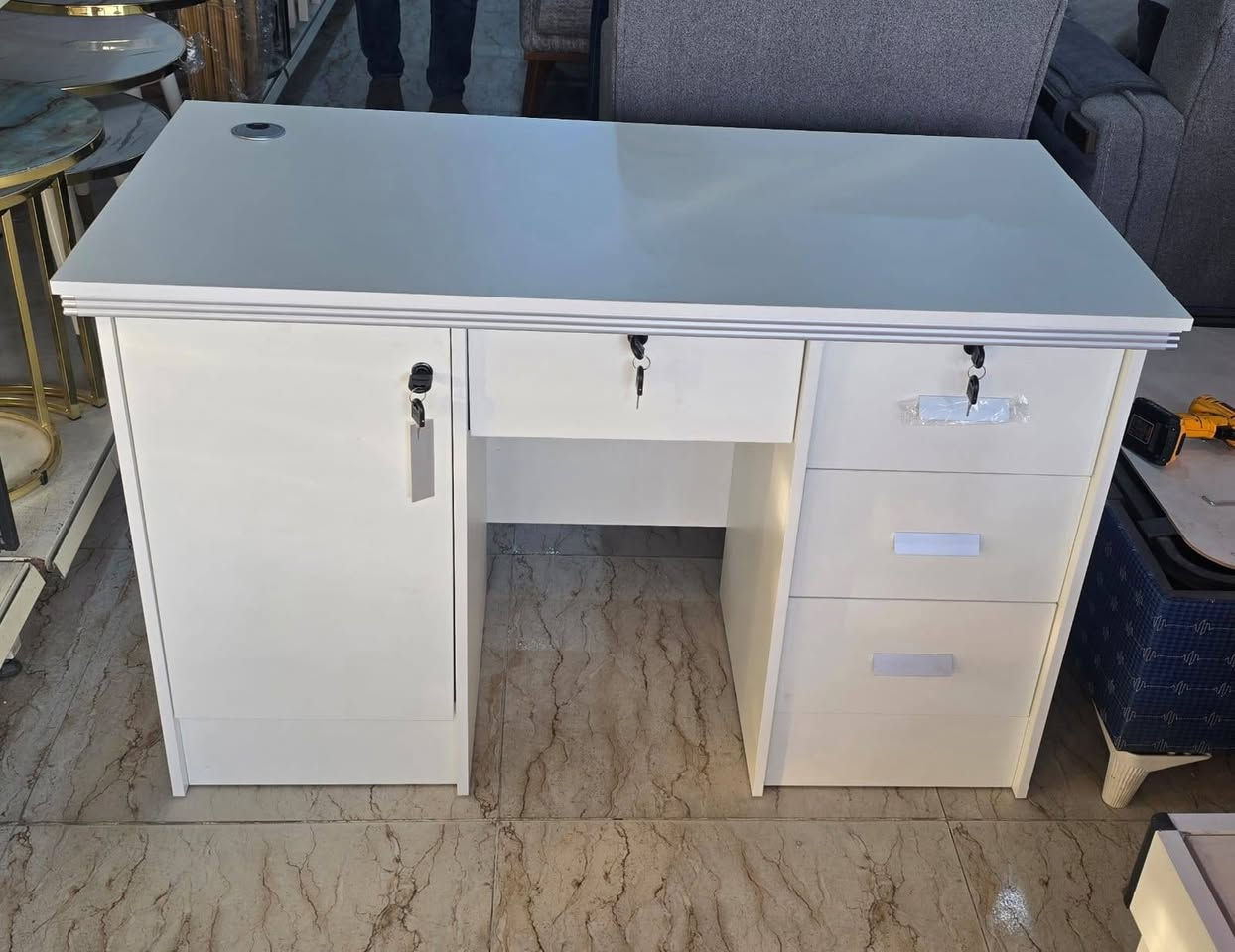 يتوفر لدينا اثاث مكتبي مختلف الموديلات كما موضح في الصور نقدا وبالتقسيط 
#جمعيةبيتي
#للبيع بالتقسيط


**إذا كنت صاحب هذا الإعلان وتريد حذفه لأي سبب، رجاءا أرسل رسالة إلى الدعم الفني**