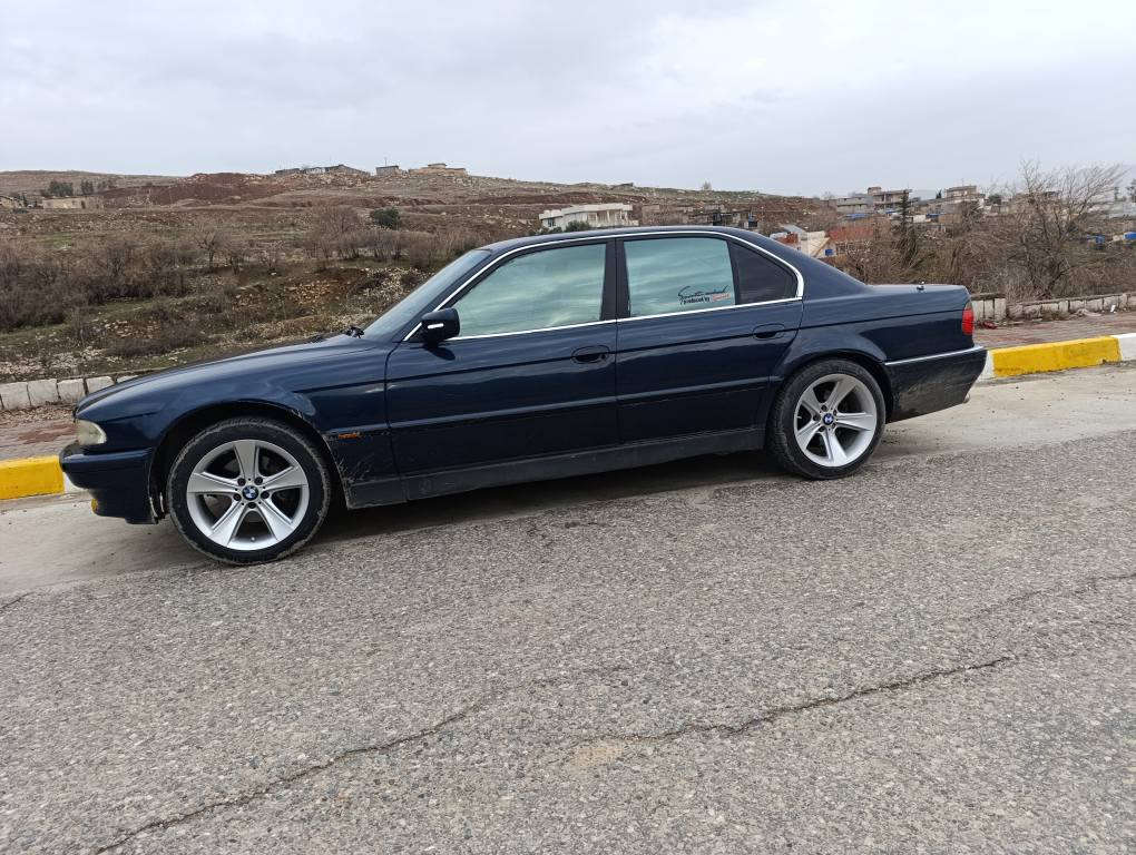 بەناوی خودای گەورەو میهرەبان BMW E38 728 مۆدیل 1996 ئاڕم پلاستیک سلێمانی ‏‪0751 125 9516‬‏  فول مواسەفاتە تۆماتیک سڵایت چوار جام کارەبا کوشن جڵدو کارەبایە بۆیاغ عامە بۆ جوانی دەحمو لێدراوی نــیــە گێڕو مەکینە بەشەرت ئاڕمو ئەوەلیاتو تەقەو ڕەقە هەمووی بەشەرت چوارتایەی لۆک  سعری 57وەرەقەو مەحمەلە (( تــکــایـــە سەیارەکە هیمن نیە)) ژمارەی خاوەنی‏‪0751 125 9516‬‏  شوێن کۆیە كويسينجاك, أربيل
