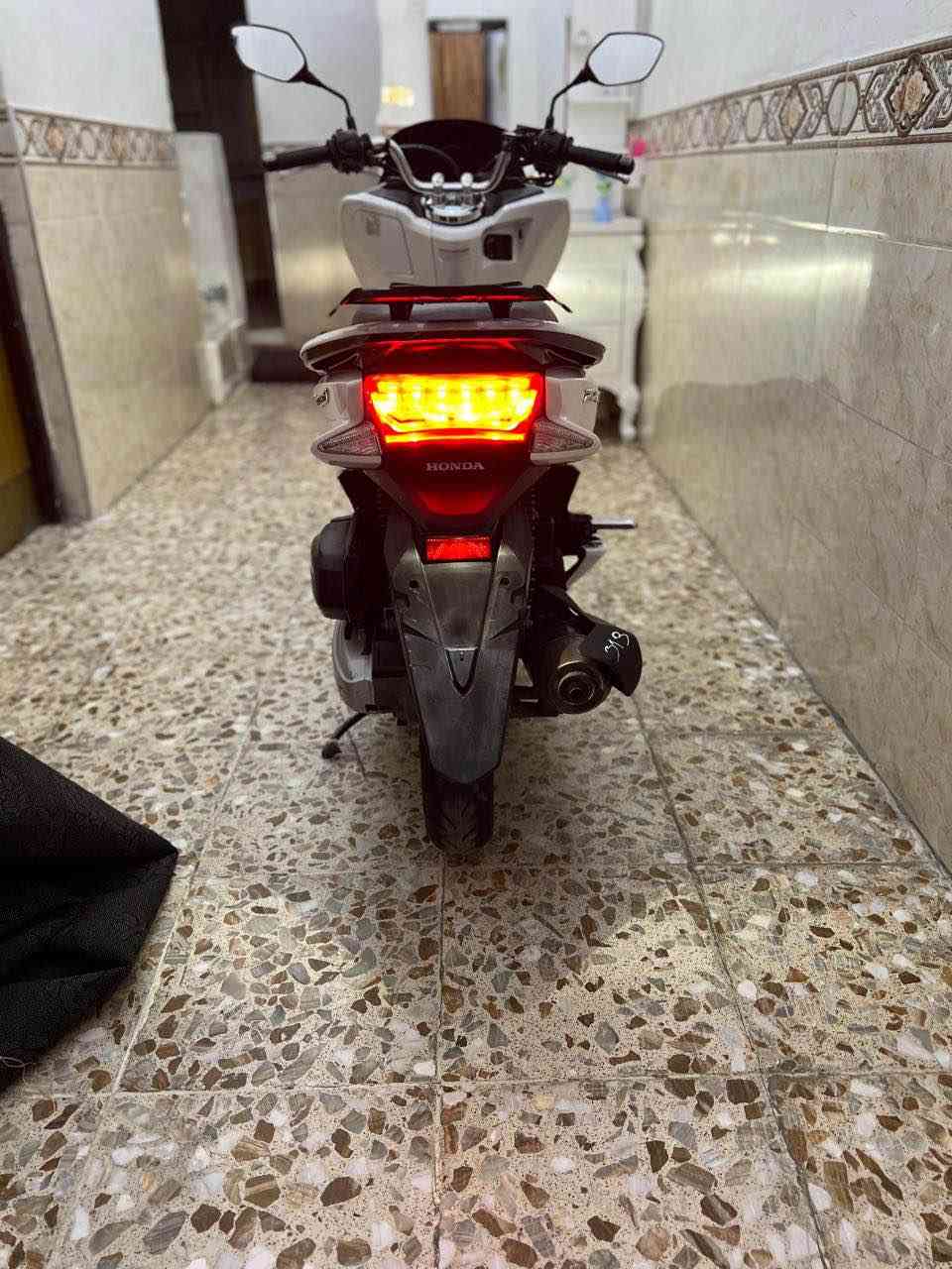 دراجه pcxجيل ثاني ياباني  دراجة مال رمبه الدراجه  ياباني  ( jf )كفرات ابلاديهه رمبه
دراجه كامله أستان كهربائي حساس ازدحام A  لا تبخير. ولاتنقيص الدراجه مكينه لوك شلعه معدل خير من الله  احلا من الصور مال 
جناي المكان بغداد الصالحية قرب ابن البيطار دراجة مكفوله اي نقص مابيه بشرط علفحص مال جناي السعر  13 الاتصال *********** بغداد, العراق
