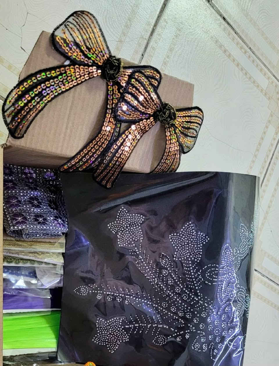 صندوق ب ١٥ الف مع التوصيل
دانتيلات ٢٤ قطعة
يجي بي كل القطع الي بالصور 
واتساب ***********
توصيل لكل العراق
