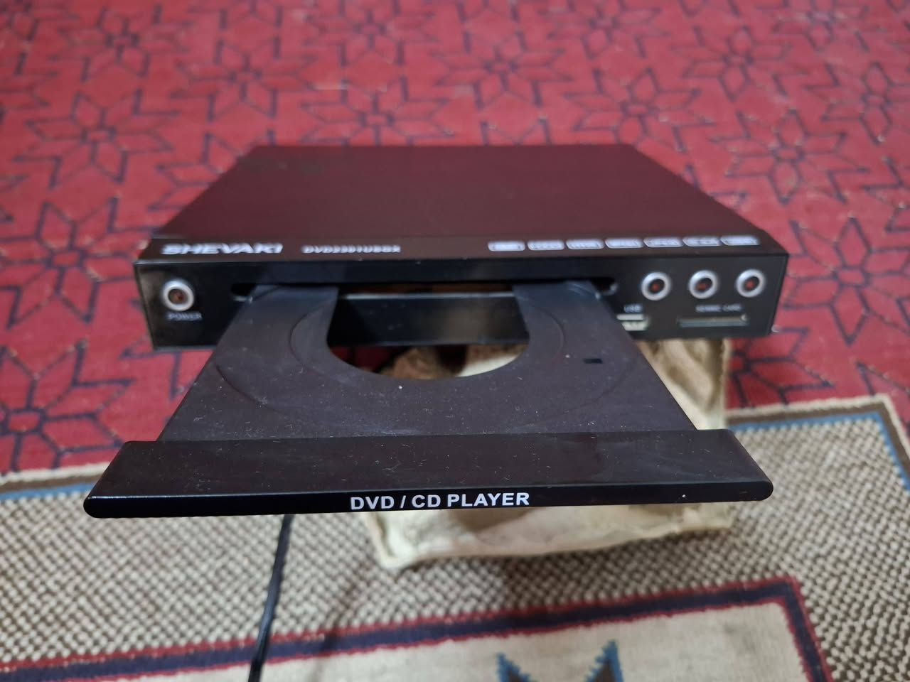 مشغل اقراص خارجي حديث مستخدم قليل اصلي شرط الضمان والفحص ويعمل بخاصية HD/USB/BC / او من الموبايل بطريقه التوصالة ويشغل cd/dvd تسجيل وتحويل جميع الامنافذ بيه سعره [ 30 ] الف يوجد توصيل اتصال [***********]
