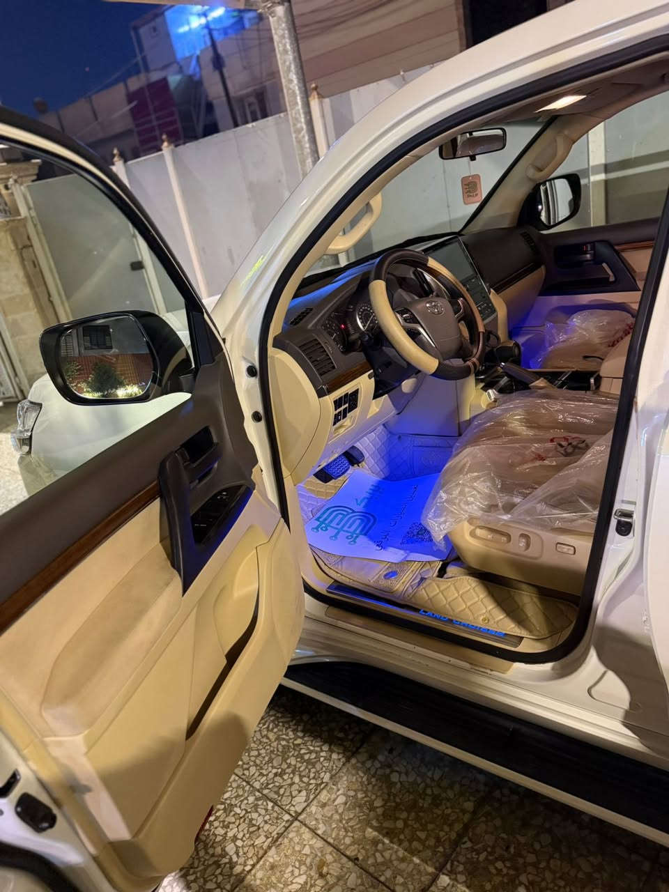 لاندكروز ٢٠١٦ صور السونار مرفقة السعر ٥٠ ألف وبيها مجال بسيط حك الجية للاستفسار 

0771 522 3701
