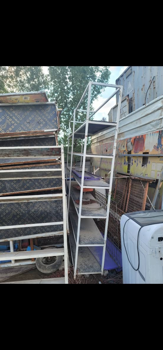 يوجد لدينا رفوف تفصال حديد وقفص بواري العنوان بغداد***********
