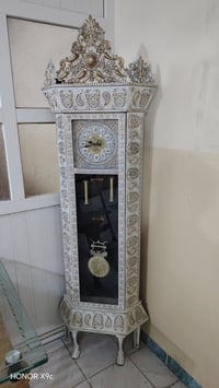 للبيع ساعه وميز طعام الأسعر ٨٥بيهن مجال بسيط الاتصال 07705100698