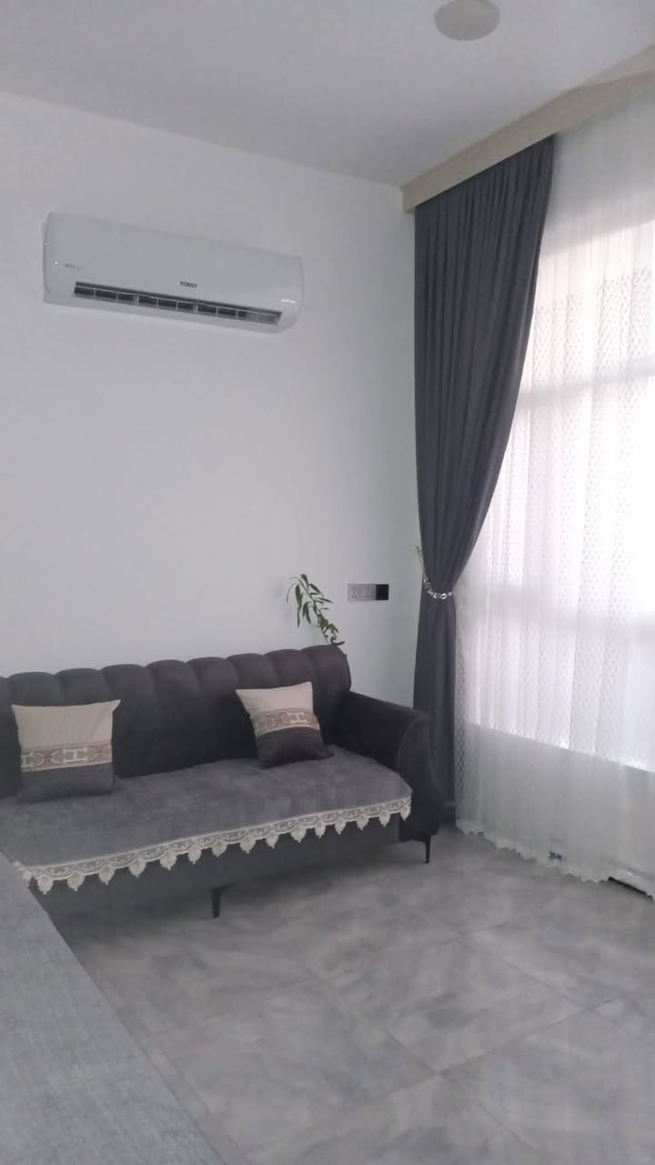 السلام عليكم
دار للبيع الدورة مجمع العدل الاول 
المساحة ٥٠ 
طابقين ونص
٣ غرف نوم 
استقبال ومطبخ كلش نضيف وبسعر مناسب 

للاستفسار 
***********
***********
