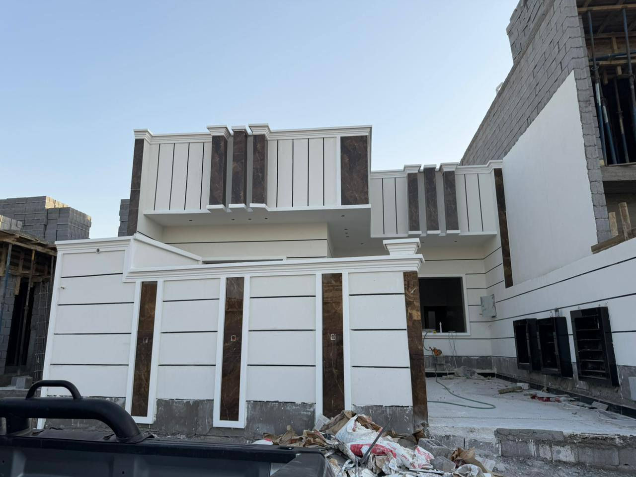 السلام عليكم ورحمه الله وبركاته
يوجد لدينا منزل🏠🏠 مساحه المنزل 200متر الأرض طابو زراعي بسم عراقي 🟦🟦🟦 السعر 140 
العنوان البصرة أبو الخصيب البهادريه 🟨🟨🟨
للاستفسار الاتصال برقم ***********
