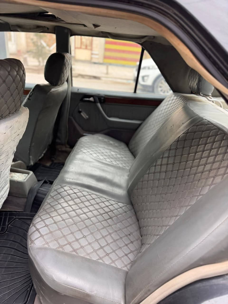 اللهم صل على محمد وعلى آل محمد      
            للبيع
   مارسدس دب
   موديل 91 باسمي رقم انكليزي بغداد  محرك وكير بطه 2500 ج يد جدا ادامه كامله 
   على الكير تخم تاير قواعد دبل بلاديه شواصي 
    نظيفه جدا مصبوغه عام بيه جراد بنيد وقماره و
   صندوك التبريد ميشتغل غرفته حلوه سلايت 
   طكتين دبل مروحه دبل هورن صدر جديد دبلات 
   جدد داخل جلد اللون 
   اسود جذاب صبغته حلوه مكان بغداد الامين 
   الثانيه السعر ٥٤ ورقه للاستفسار 
     ***********.   اعتذر عن الرد على 
      التعليقات
