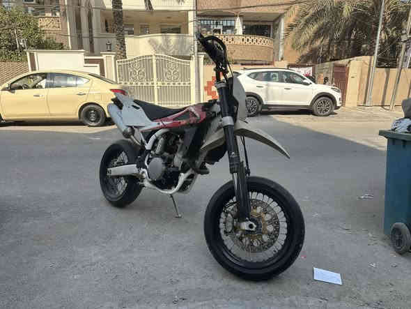 السلام عليكم للبيع قفاز هسكوفارنا حجم المحرك 450 ولفات نوزل الدراجة بيه شلعه قنبله دبل اكزوز خلفي بريك امامي خلفي دسك صناعة الدراجة النمسا للي ميعرفه شديتله بجم وجاملغ امامي مال كي تي ام تزويد وغراضه البلادي ايضا موجوده انطيه وياهة شاشه الكتروني حديث تنطيك كامل معلومات الدراجة ار بيئم بيه وكلوب بانزين الدراجة رمبه ومماشيه هنا ابد مكفوله كفاله عامة السعر 35 ورقه مكاني بغداد رقمي *********** ملاحظه تايرات زوج جدبد شديتله سمي سلك جلاتيني
