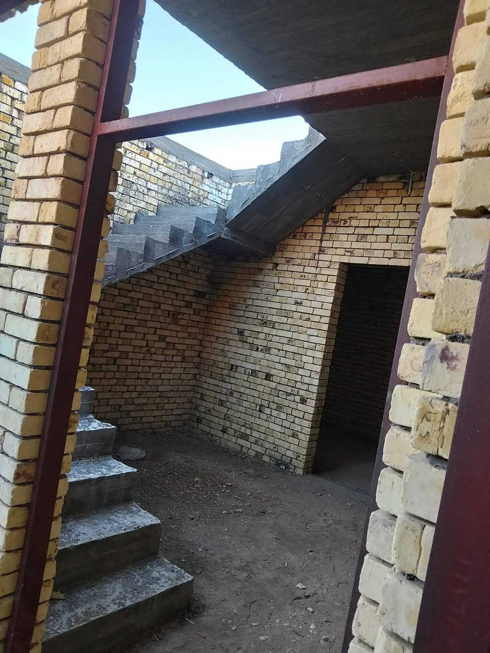 هيكل ١٠٠م خلفي للبيع السعر ٤٧ العنوان الفداء مقاطعه ٢٤ خلف شارع ٦٠ للاستفسار الاتصال 
***********
