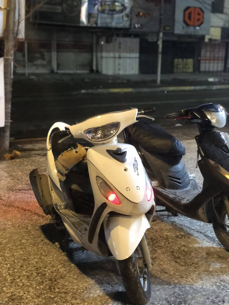 سلام عليكم
ماكس منغولي للبيع 

موديل 2003

بوشه 55 

صالنصه fm شرط المسبه 😂

بكلايت اربعه ولف 

كفرات مبدلهن جديد قديمات موجوده تاخذهن ويه الدراجه 

دراجه ملاح بلادي 

شلعه معدل ما تنلحك 

كهربائيات كلها شغاله 

نكره سلف 

هورن شغال

اشاير 

لايت زنون 

بريكات زينات 

هندر جديد 

باتري جديد 

دهن جديد 

تايرات زينه 

نقصها بس ( ستاند صفح و غلاف مال طين الي يصير فوك التاير و الكيجات نقصهن بس قمجي سعره ب3 الاف) 

مكاني بغداد الدوره 

السعر 400 الف وبيها مجال للشراي 

رقم الهاتف (***********)
متواجد واتساب
(***********)
