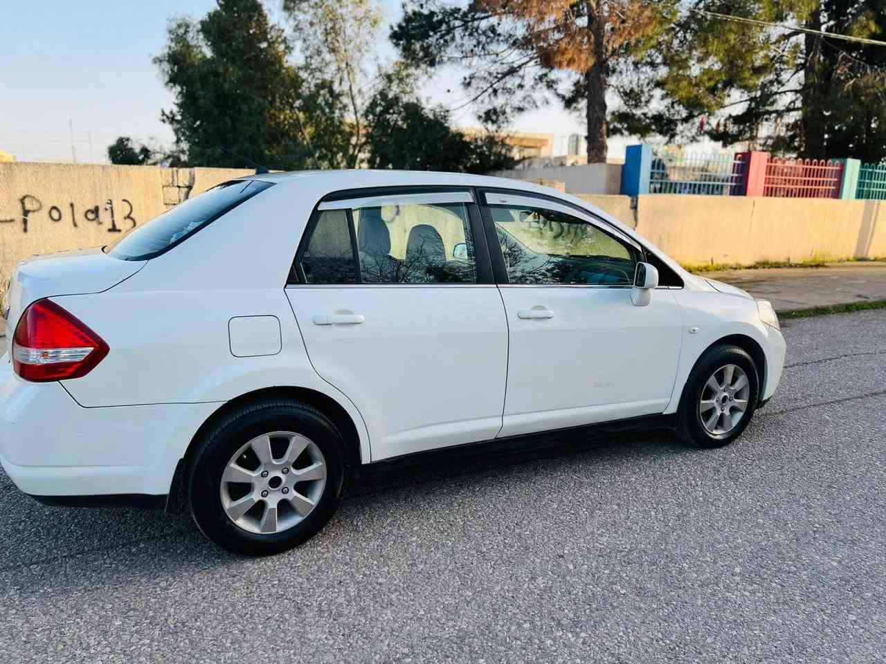 بەناوی خوای گەورە 
نیسان تیدا مۆدیلی 2009 ڕەنگی سپی سەدەف گێڕئۆتۆماتیک چوار جام کاربا ناوزەرد کەلەو کۆنتڕۆڵ عەینەک مەکینە 16بیلاد گێڕو مە کینە بەشەرت نەکراوەتەوە 175 هەزار ڕۆشتوە سەنەوی تازە بە سەرچووە بە شەرتی تە حویل  بۆیاخ دوو پەڵەی بچوک پێشو دوای کەپسە  ؟ ؟؟؟
***********
*********** حلبجة, السليمانية
