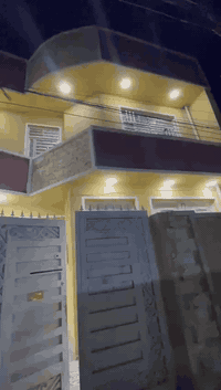 السلام عليكم دار للبيع مساحة 100م مربع واجهة 10والنزال 10البيت مدخلين في بغداد الحسينية مال الراشدية بالسايدين مال مرطبات العذراء الدار بضهر التجاري منطقة كاملة من كلشي قريبه ع السوك مدارس مستوصف كله قريب منها الدار يحتوي على 3غرف نوم واستقبال ومطبخ جبير وصحيات وطرمه جبيره البيت طابو صرف ثاني يوم احولك بسمي والاستفسار يرجى الاتصال على الرقم ***********🤍وتدللون ملاحظة ابد مابيع على المبادرةولا قسط ابيع نقد
