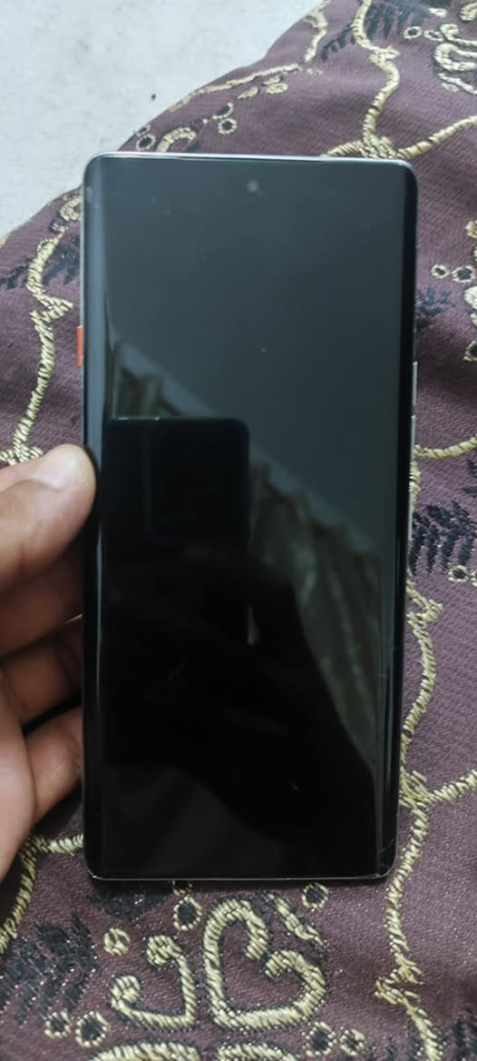 ‏جهاز تكنو كامون 40برو فايف جي 
‏
‏
‏الرام 12+12
‏بطاريه 5200 قطاره بل شحن 
‏الكامره الماميه  50م الخلفيه 50
‏صدار 15
‏مقاوم لل ماء +والغبار 
‏بوبجي 90فريم 
‏شرط مو مفتوح  
‏معا كامل الملحقات 
‏
‏مستخدم 8اشهر 
‏
‏بي فقط ضربه بل جام الشاشه وشخطين فقط 
 كلشي موضح بل صور ول جهاز للبيع فقط سعره 320 وبي شي قليل


**إذا كنت صاحب هذا الإعلان وتريد حذفه لأي سبب، رجاءا أرسل رسالة إلى الدعم الفني**
