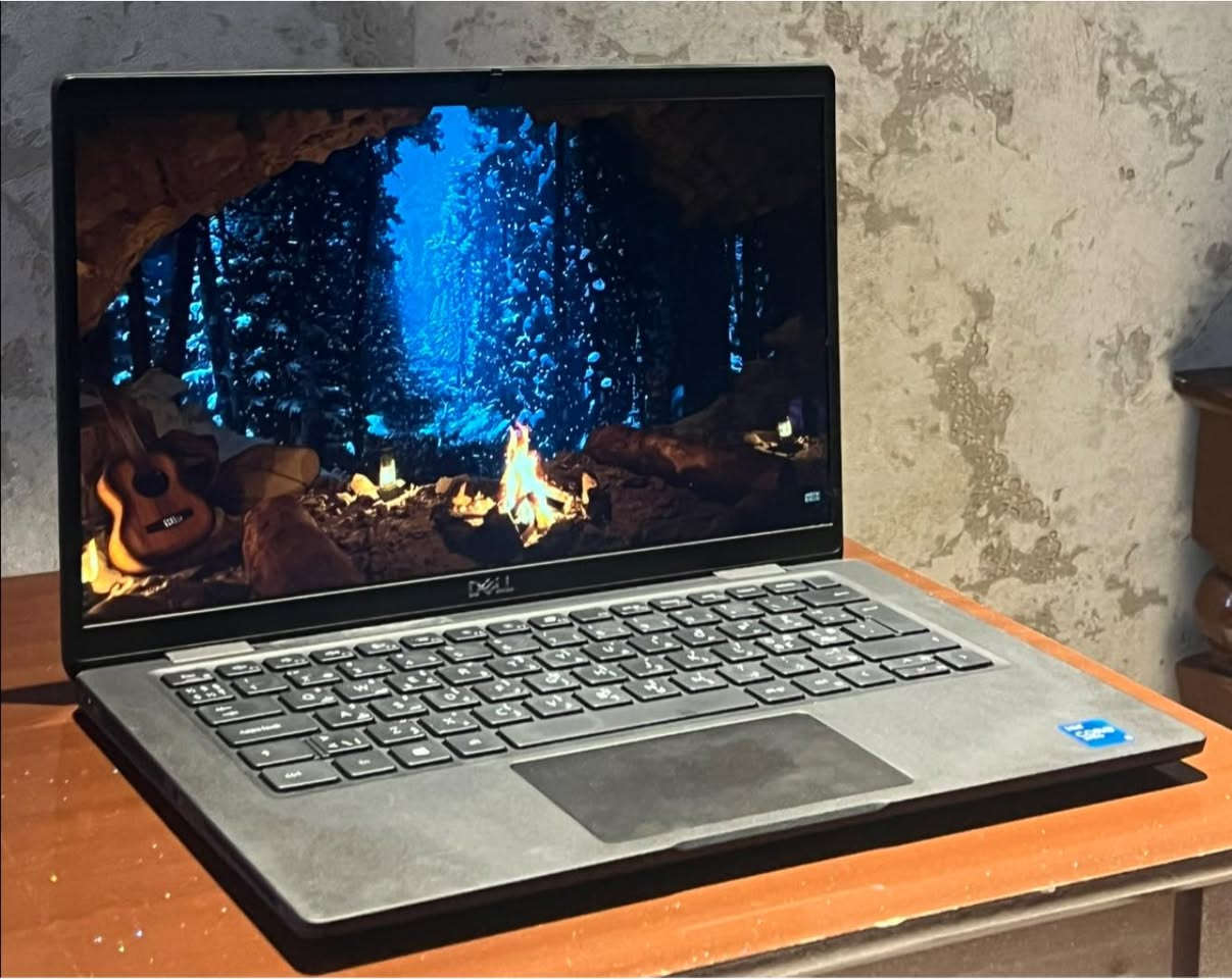 بسعر مميز جداً (350 ألف فقط!) | DELL Latitude 7320 💻
للبيع لابتوب DELL Latitude 7320 الغني عن التعريف، جهاز يجمع بين الخفة، القوة، والمتانة. مثالي جداً للطلاب، المبرمجين، أصحاب الأعمال، والتصفح السريع. الجهاز بحالة ممتازة وجاهز للاستخدام الفوري!
🔥 المواصفات الفنية:
 المعالج: Intel Core i5 (الجيل الحادي عشر) فئة G7 - أداء سريع وممتاز جداً مع معالج رسوميات قوي.
 الذاكرة (RAM): 16GB DDR4 (سرعة خيالية بالتنقل بين البرامج وسلاسة تامة).
 التخزين: 256GB SSD NVMe (إقلاع للنظام بلحظات وسرعة فائقة بنقل البيانات).
 الشاشة: 13.3 إنش بدقة Full HD وبتقنية IPS (ألوان رهيبة، مريحة للعين، وزوايا رؤية واضحة من كل الجهات).
 الكيبورد: كيبورد ضوئي (Backlit Keyboard) مريح جداً وبمظهر أنيق، يسهل عليك الكتابة بالظلمة.
 الخصوصية والأمان: كاميرا واضحة جداً للمكالمات والاجتماعات، مع غلق ميكانيكي (Privacy Shutter) للخصوصية والأمان التام.
✨ مميزات إضافية:
 تصميم نحيف وخفيف الوزن (سهل التنقل بيه للجامعة أو الشغل).
 بطارية ممتازة تدوم لساعات عمل طويلة.
 نظام التشغيل: Windows 11 الأصلي مستقر وجاهز.

💡 ملاحظة: الجهاز فحص كامل، نظيف جداً وخالي من أي

📞 للحجز أو الاستفسار:
 السعر المميز: 350 ألف دينار عراقي (شامل التوصيل) 🚚💰
 مكان التواجد: بغداد.
 رقم الهاتف: *********** 📱 (متواجدين واتساب أيضاً للرد السريع).
