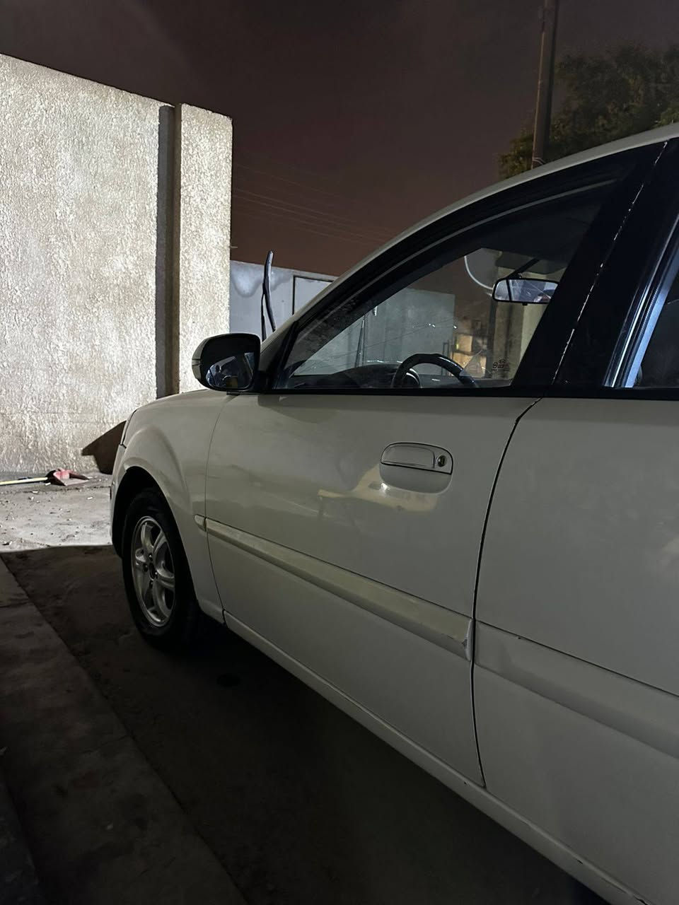 السلام عليكم كيا ريو موديل 2012 
مكينة 1600 رقم بصره تحويل 
سنويه 2028 سياره بيها صبغ بدون ضربة 
مكينه كير كفاله السعر 78 وبيها مجال قليل
 رقم الهاتف *********** 
مكان السياره البصره البصرة, العراق
