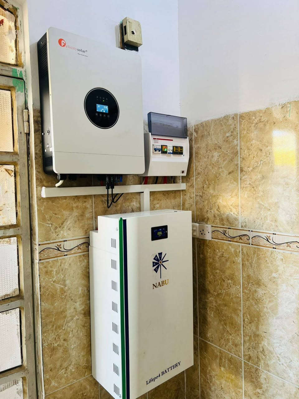 تم على بركة الله تنصيب منظومة طاقة شمسية من قبل مكتب علي الجميلي للطاقة الشمسية بواقع 16 امبير  نهاري 14 امبير ليليي
بتاريخ 1\3\2026 والتفاصيل كالتالي:-
1_الالواح عدد 8 لونجي 615 واط وجهين (n type) (16 bas bar) وتتحمل درجات الحرارة العالية وبضمان 15 سنة 
2_ انفيرتر 8 كيلو واط ضمان سنة واحدة
3_ بگج بطاريات ليثيوم 15 كيلو مع 8000 دورة شحن (Grade A) جديد لامستخدم ولا مجدد وضمان خمس سنوات 
4_ شاشة BMS موازن وحماية ضمان سنة
5_كيبلات DC و 4mm و1000 فولت مقاوم للظروف الجوية 
_وجوزات DC وجوزات Ac  
_صندوق للقواطع
_ ربط كوندكتر بارد منفصل عازل عن الوطنية
6_الحديد مغلون 1.5 انج
___________
سارع بحجز منظومتك  واستغل الفرصة مع فترة اعطاء تخفضيات لكافة المنظومات المنزلية والزراعية وبأقساط ميسر ومريح وبفترة زمنية طويلة بما يتناسب مع كافة طبقات المجتمع
_______________
بإدارة 
علي الجميلي 
***********
***********
_______
زيد الجميلي 
***********
