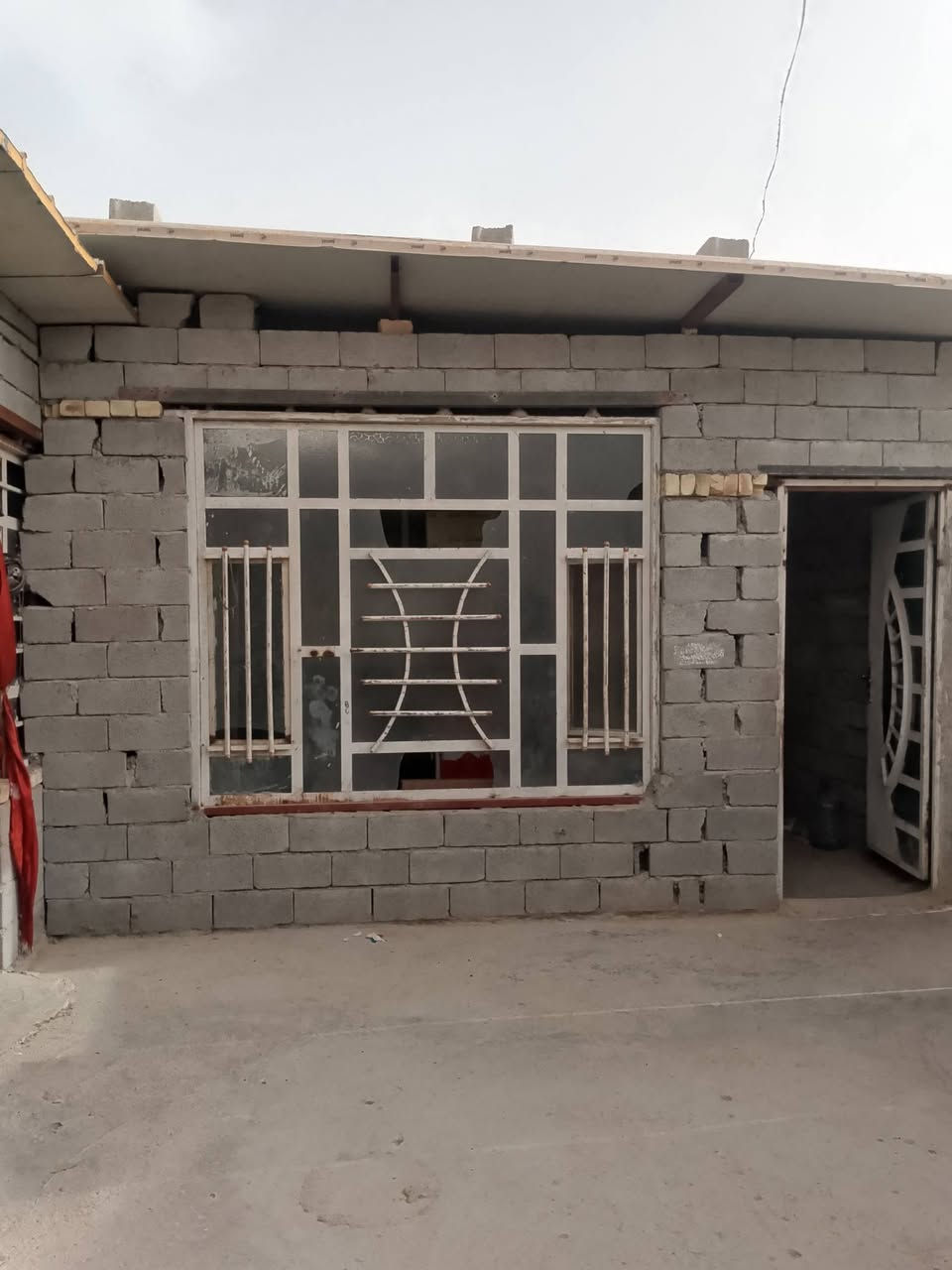 السلام عليكم بيت للبيع موقع حي البتول الزراعي البيت 250 متر يحتوي على غرفتين وحوش ومطبخ تكدر تحوله استقبال وتواليت وقطعة واسعة ورا البيت متوفر واتساب *********** . السعر نتفاهم علي اني وياك وجه الوجه

