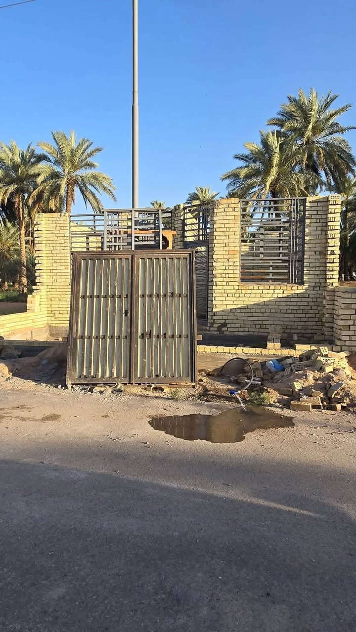 السلام عليكم هيكل للبيع طابو زراعي سند 25 مساحته 152 واجهه 8 ونزال 19 متكون من  غرفتين وهول واستقبال ومطبخ مجمع جديد خدمات كاملة قرب سيطرة الآثار 
سعره 35 وبي مجال.
***********
