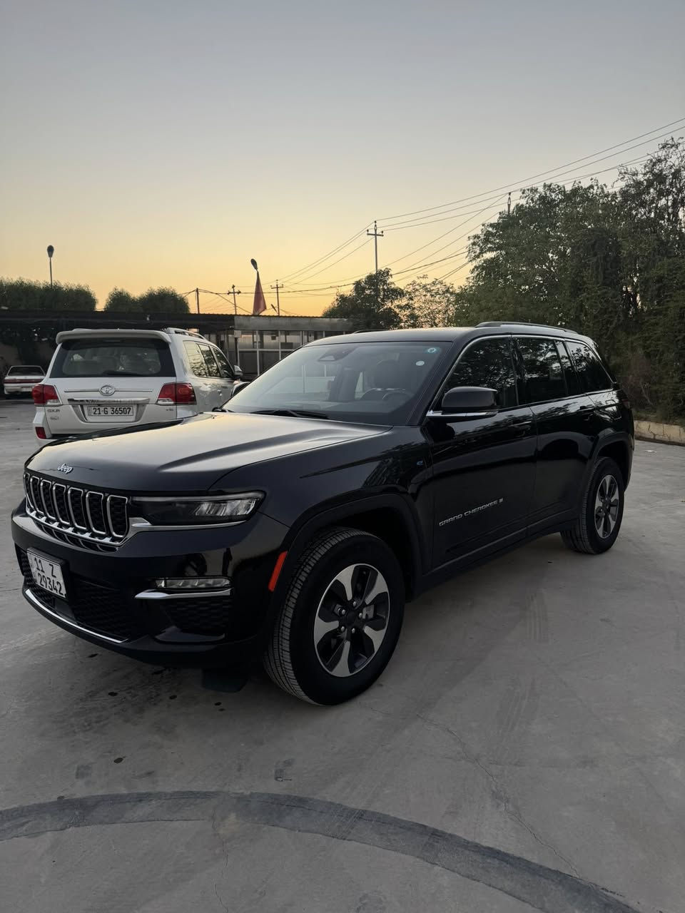 السلام عليكم 
جيب كراند شيروكي 4XE2023 وارد امريكي
حجم المكينه : 2000  تيربو + هايبرد + بلك ان 
المسافة المقطوعة : 37 الف ميل  
الضرر : تكحيل الجامرلغ الايمن وصبغ حافة البنيد صور الضرر مرفقة
حالة الايرباك : سليم

المواصفات:

1. ٣ شاشة 
2.بصمه
3. تشغيل عن بعد
4.دمام خلفي
5.كشنات جلد
6.كشن السايق مايموري
7.كشنات كهرباء
8.صندوك كهرباء
9.حساسات خلفيه
10. قطع تبريد 
11.اشاير بالمري
12.رادار امامي
13.رادارات 360
14.ثلاث وضعيات قياده
15. بنوراما فتحتين
16. كير ماوس
17. نظام منحدرات
18. هيترات بالكشنات 
19.ويل كب كروم
20.لايتات لد
21.بكلايت لد
22.كشافات
23.بصمة ابواب
فول مواصفات 1/1 جاهزه مرقم بغداد 
السعر 325$
تفاصيل اكثر هذا رقمي ***********
مكاني ديالى
