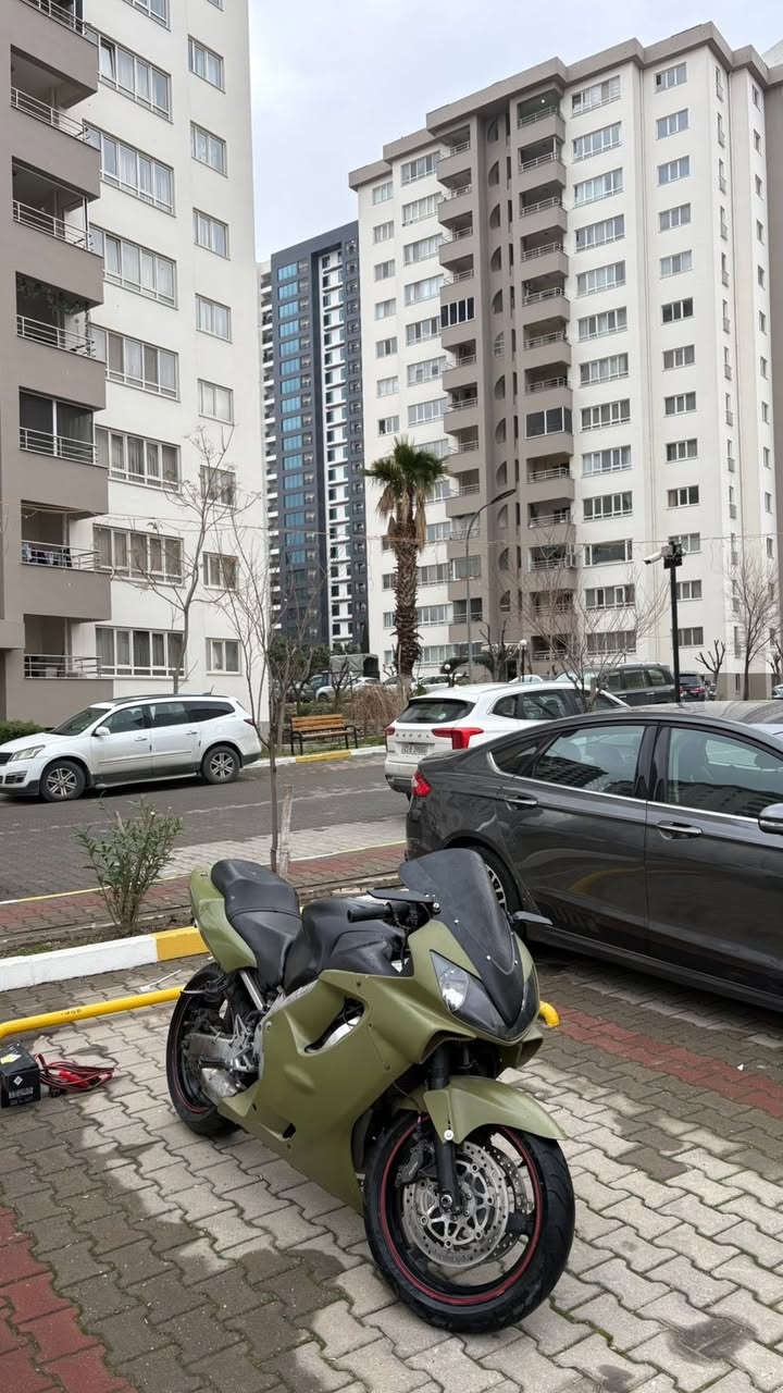 السلام عليكم شباب  f4i للبيع مكينه 600 نقص بس بگ لايت وياها كفرات مال كشن منفصل وسوبايه 
*********** واتساب 
المكان سليمانيه
