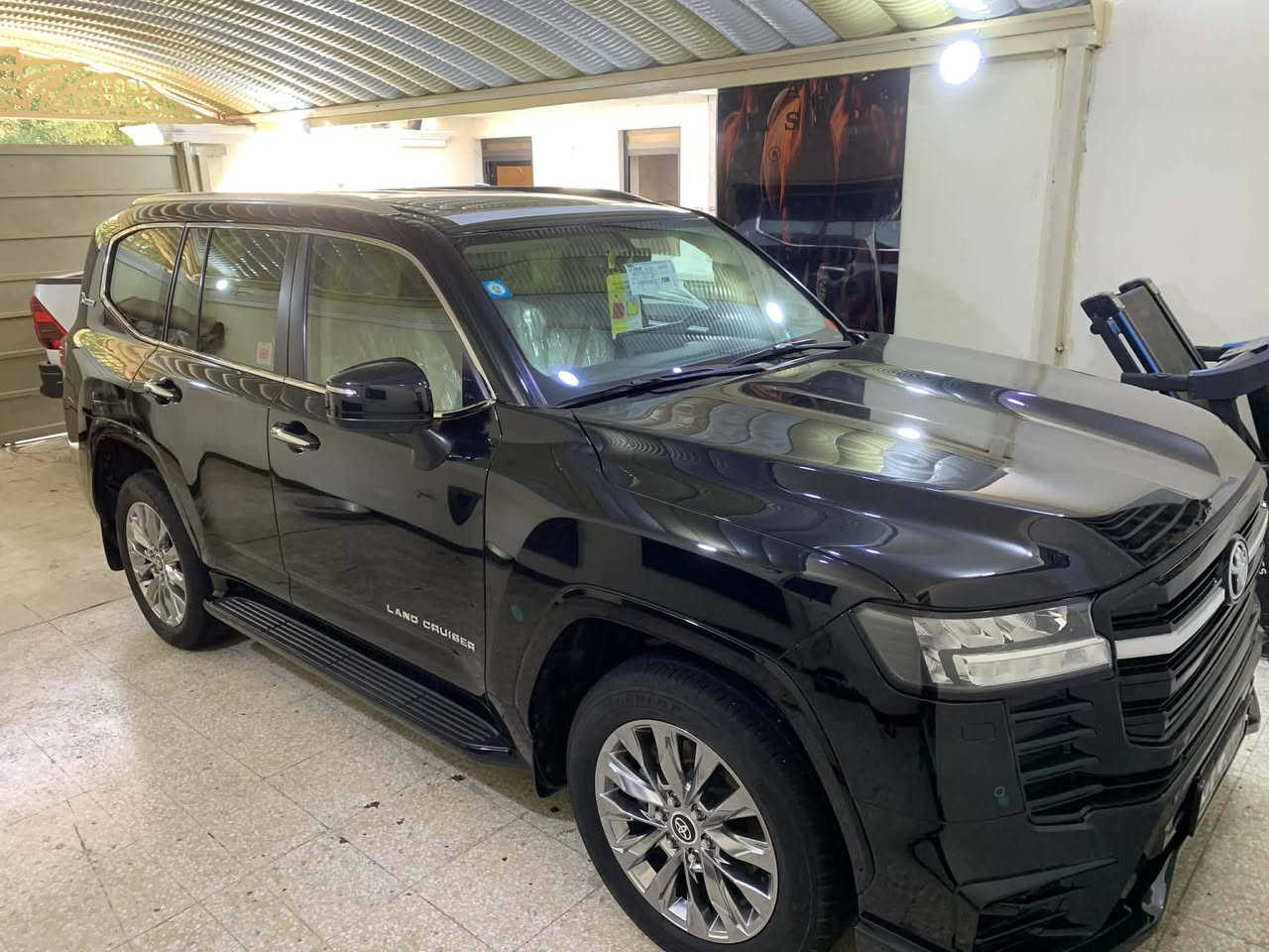 سلام عليكم عندي سياره للبيع لاندكروز موديل 2022 رقم بغداد دولي ماشيه 40 ألف سيارة توين تيربو فول فول مواصفات سياره جديده وحلوه عنوان بغداد ولشراي يتصل على ***********
