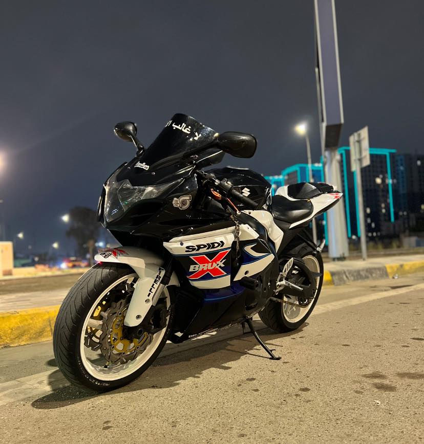 سلام  عليكم للبيع ساسوكي جكسر 1000 موديل 2014  مكفوله كير مكينه اتلث مودات سياقه شغاله  
التزويد الي بيه طنبوره كاربون1
براغي الدراجه كله مزوده 2
يدات بريك وكلج 3
فلنجات مورده4
سلايدرات جانبيات 5وبيه بعد أشياء بسيطه 
مكاني بغداد الدوره أي ستفسار على رقم ***********
