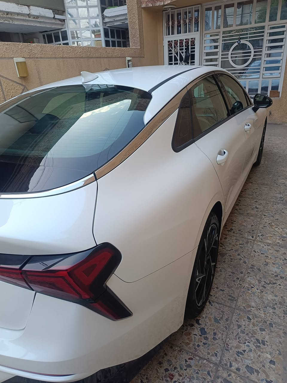 كيا k5 موديل ٢٠٢٥ رقم بغداد بأسمي اللون ابيض بدون ايرباك ماشية تقريبا ١٢ الف ميل فقط تبديل بنيد نفس اللون بدون ضرر شاصي ولا جاملغ حتى الدعامية نفسها التواصل مع رقم صاحب السيارة ***********
