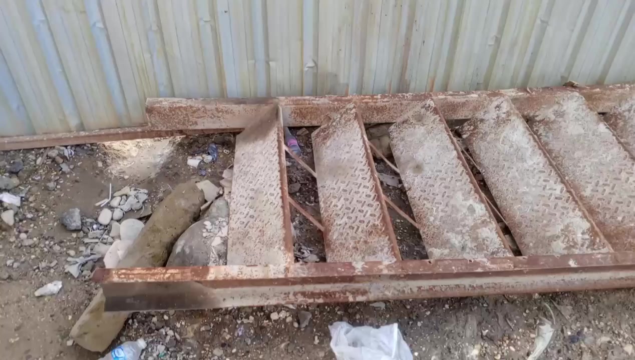 سلام عليكم اخوان عندي هاذا الدرج 13بايه والعرض مالته متر الي يحب يخابرني على هاذا الرقم /***********
