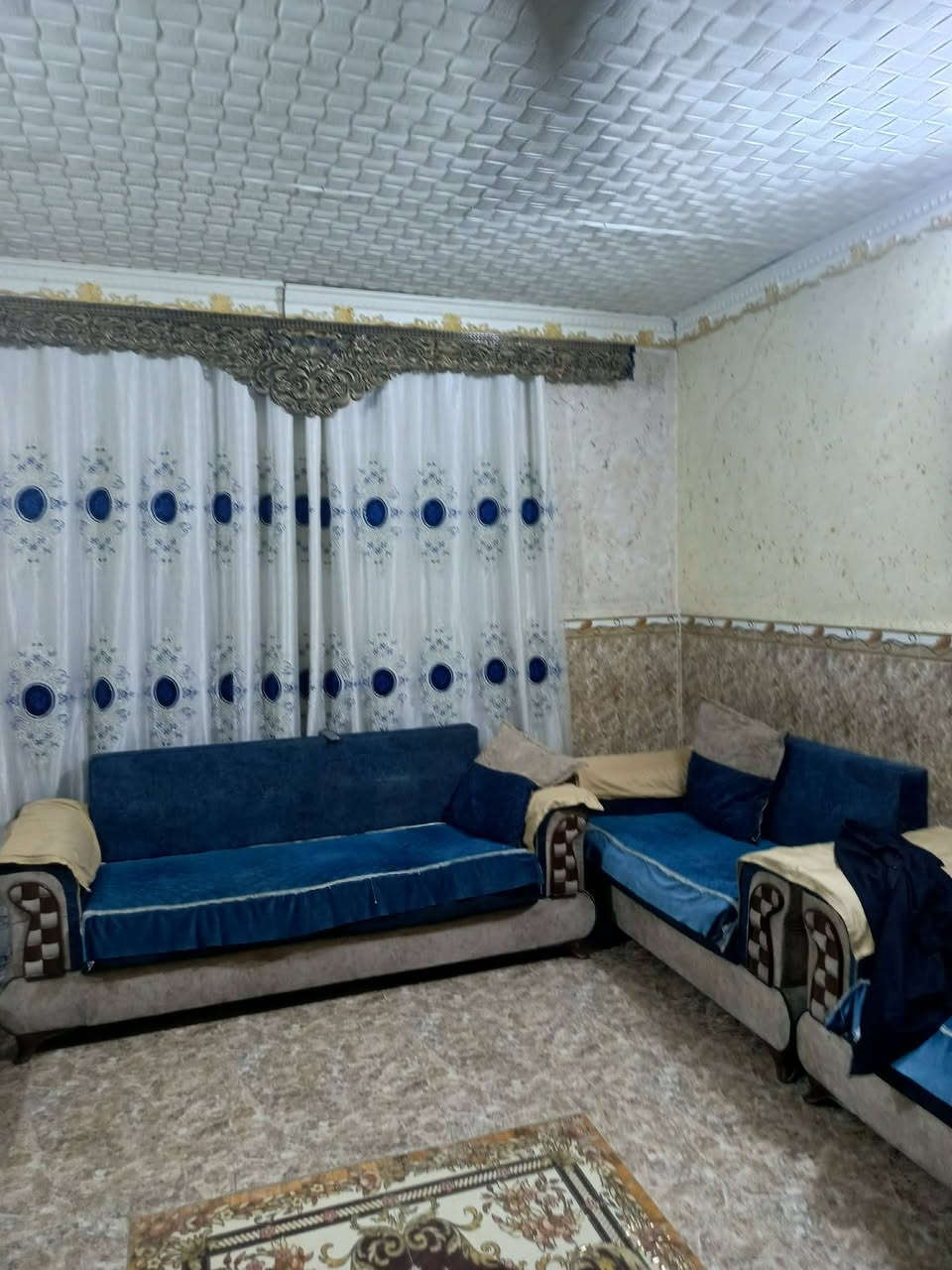 للبيع دار طابو زراعي سند 25 المساحه 375سنتر على شارع الورديه  يتكون الدار مضيف خارجي غرف نوم عدد 3 هول مطبخ حار وبارد استقبال مع 4 محلات مجرات مع برج انترنيت مجر العنوان ورديه خارج مقابيل محطة الغاز السعر خاص ابو مصطفى للعقار ***********🌹🌹🌹
