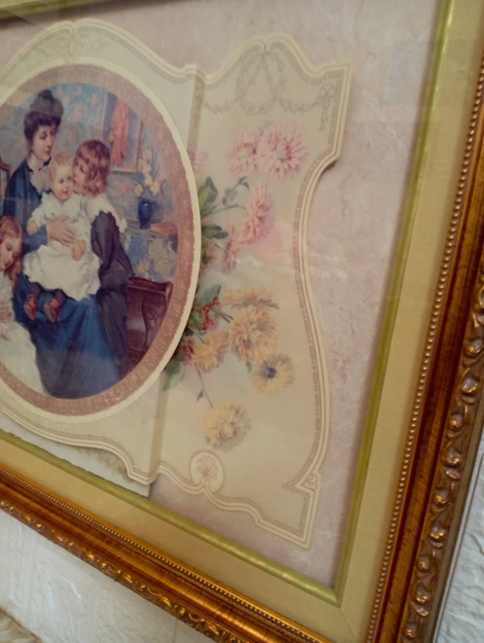 عشاق التميز 
لوحة فيكتوريا كلاسيكية مطبوعة بأسلوب الكروموليثوغراف تصور مشهد حنان الأم 
اللوحة مؤطرة بأطار خشبي مذهب عتيق 
تحمل اللوحة من الخلف ملصق يعود لمتجر متخصص في التحف والأثريات(A TOUCH OF ANTIQUITY) مما يؤكد على أصالة القطعة 
الحجم ٦٠*٤٥سم 
البيع أونلاين فقط ومتوفر توصيل لجميع مناطق المملكة


**إذا كنت صاحب هذا الإعلان وتريد حذفه لأي سبب، رجاءا أرسل رسالة إلى الدعم الفني**