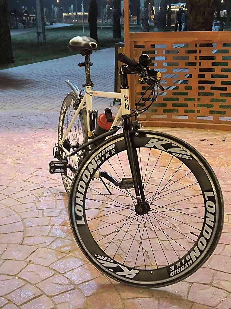 السلام عليكم
بايسكل c700 للمسافات البعيدة

بالة اوربي ماركة London لون أبيض

يتميز بالسرعة وخفة المشي والراحة بالمسافات البعيدة

نظافة القطعة ٨٥٪ ونصبتة تخبل 

گير خلفي ٧ / گير امامي ٣

البايسكل كامل على آخر حباية يعبرك محافظات مو بس مناطق ومايوكفك فقط بي ملاحظات كلش بسيطة فقط تنظيف والگير الخلفي يحتاج تقسيم 

مكاني البصرة / الزبير / شارع الجاهزة

سعر ١٨٠ الف وبي مجال بالي يرضيك وبخدمتك

يجيك وياه  / لايت أمامي / سطاب لايت خلفي / قفل / مطارة مياه 

رقم *********** / واتساب + اتصال الي يعجبك
