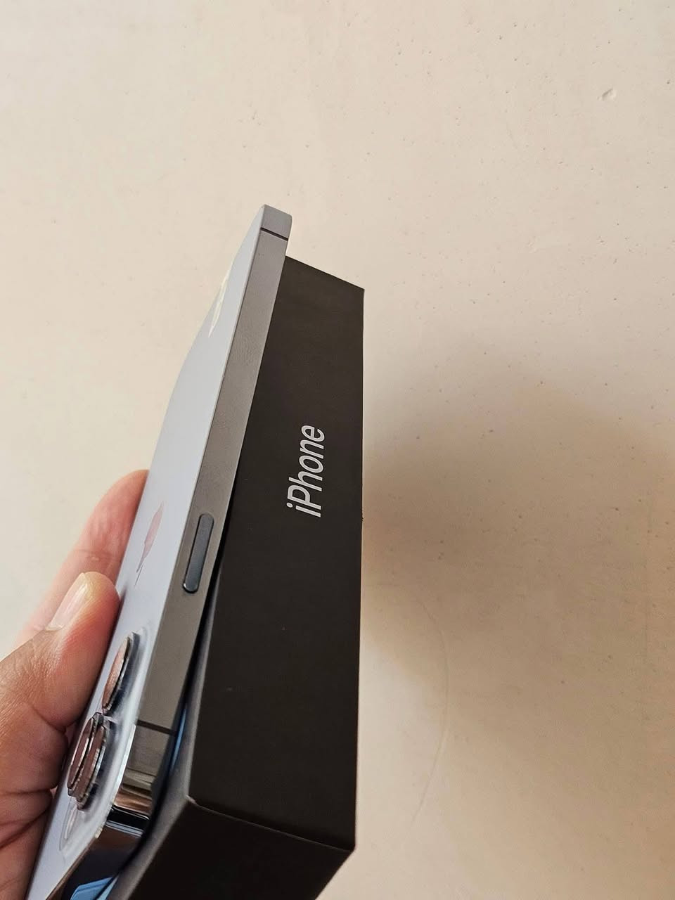 ايفون ١٣ برو ماكس
لون بحري
نموذج M
ذاكرة ٢٥٦
بطارية 89 اصليه من شركه ابل 
واتر بروف
جهاز بلادي ومكفول من كلشي
ملحقات الجهاز باكيت +لاسق مضلل اصلي
عنواني الرمادي 
التواصل عالخاص
او عالرقم 
***********
