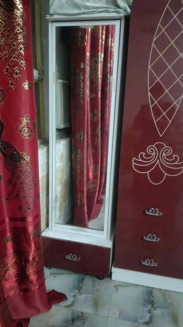 سلام عليكم مستعجل بيع الغرفه النوم 8 قطع سعره 550الف بي مجال عنوان بغداد ام الكبر الغزلان  رقم ***********
