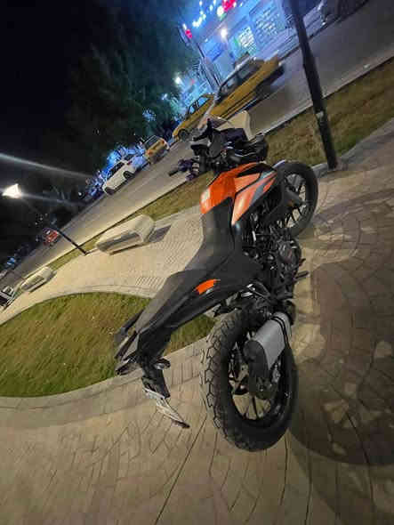 للبيع فقط رداجه KTM 390 رحال مرقم كامل
المحرك: أحادي الأسطوانة، مبرد بالماء، 373.2 سم³ (390 Adventure) أو 399 سم³ (2025)
القوة: حوالي 44 حصانًا عند 8500 دورة في الدقيقة
عزم الدوران الأقصى: 39 نيوتن متر عند 7000 دورة في الدقيقة
ناقل الحركة: ست سرعات
استهلاك الوقود: حوالي 3.5 - 4.0 لتر لكل 100 كم (390 Adventure) أو 29 كم/لتر (2025) 

الهيكل والتعليق
الشاسيه: فولاذي أنبوبي
نظام التعليق الأمامي: شوكة WP APEX مقلوبة مقاس 43 مم
نظام التعليق الخلفي: ممتص صدمات أحادي WP APEX
مقاس العجلات: 19 بوصة أمامية و17 بوصة خلفية (للطرازات القياسية) 

الميزات التقنية
الشاشة: شاشة TFT ملونة تعرض السرعة، عدد دورات المحرك، مستوى التروس، ومستوى الوقود
أنظمة الأمان: نظام ABS مع وضع للطرق الوعرة، ونظام التحكم الديناميكي في الجر
التوصيل: بلوتوث للاتصال بالهاتف الذكي لإجراء المكالمات
الإضاءة: مصابيح أمامية LED ساطعة 
خزان الوقود: سعة 14.5 لتر
مقعد: مصمم لتوفير الراحة أثناء القيادة لمسافات طويلة
وزن: 165 كجم (حالة الرطوبة) لبعض الطرازات

وبعد بيها موصفات خير من الله من تعديل بعدد دورات محرك لكل ناقل غيار و تحول مودات قياده من وضع طرق الوعره لو ضع الطرق الازفلتيه وهواي امور تكدر تتحكم بيهن من خلال شاشه   عنواني بغداد...... متواجد وتساب ***********

