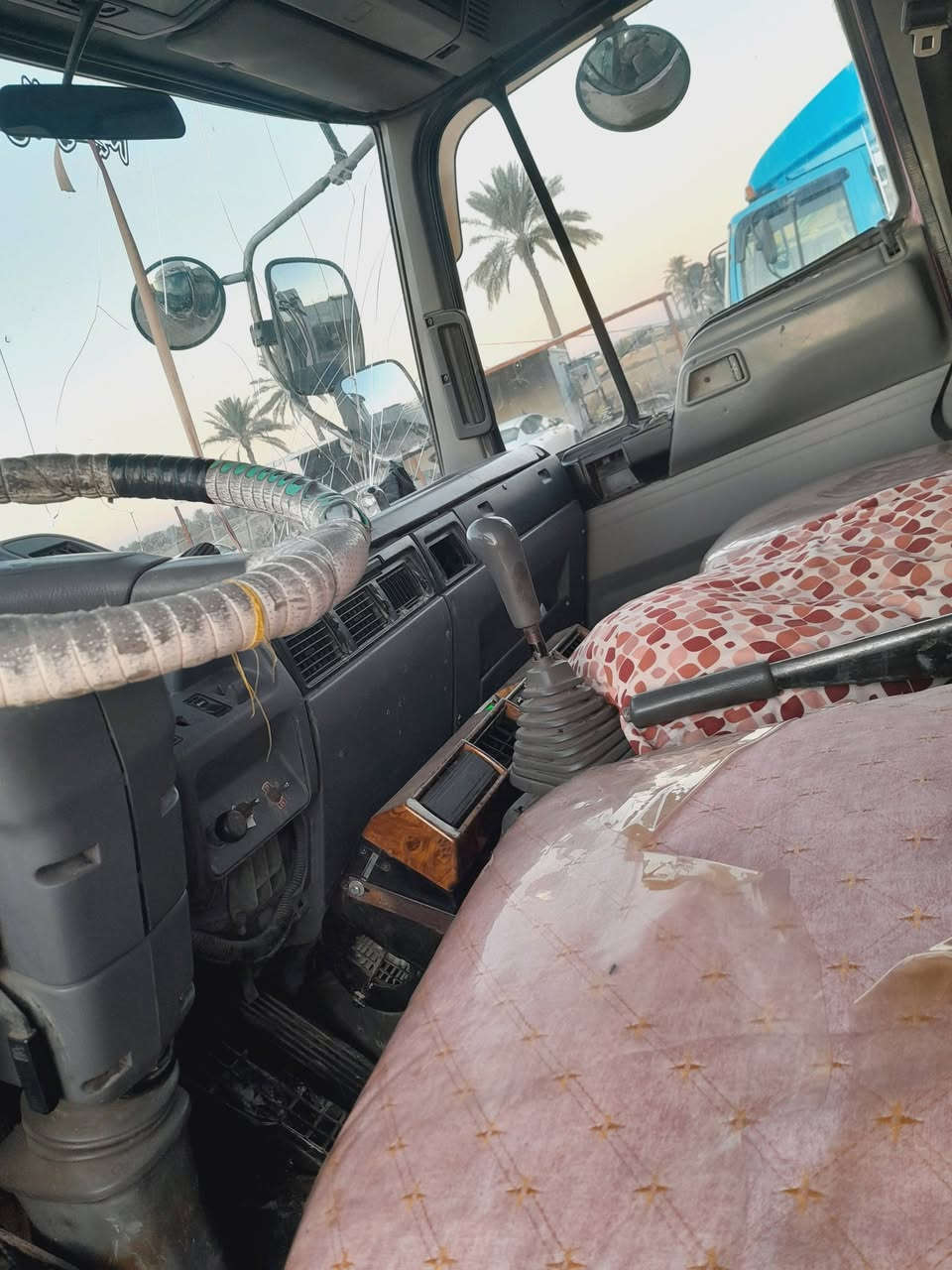 هينو انكر للبيع موديل ٩٦ سنويه مجدده طول سته وربع بلادي مكينه ٨٠ عادي لاصرف ولا بخار رقم بصره المكان حله سياره تخم تاير كبل عمل ***********
