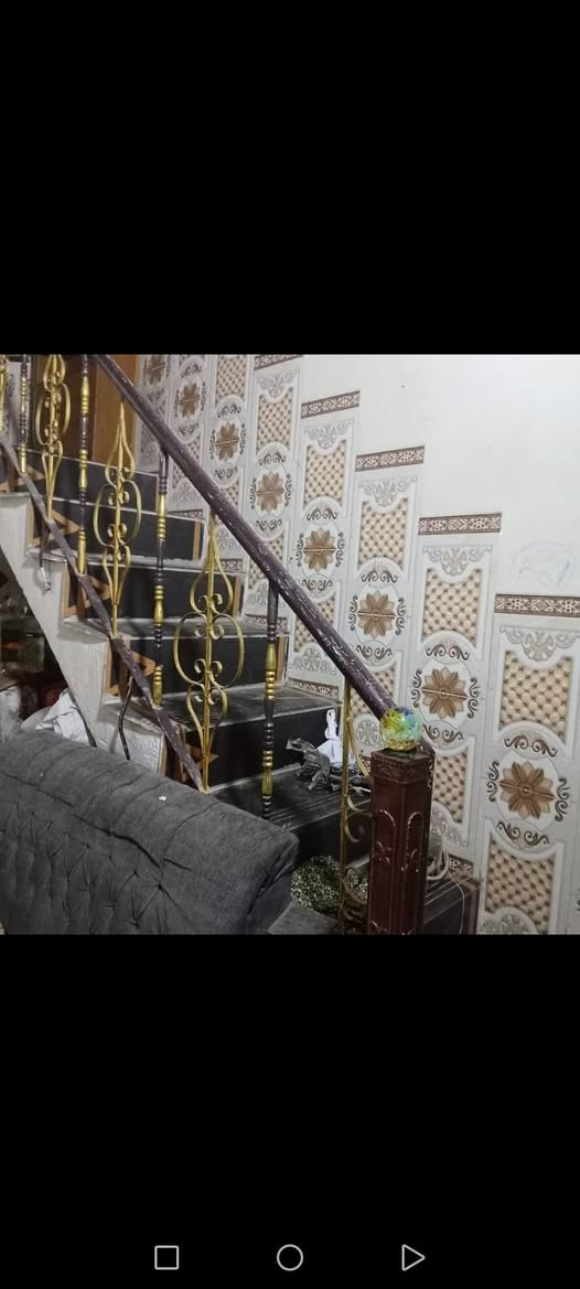 سلام عليكم بيت زراعي 100متر ٥في 20 قرب حسينيه الامام المهدي سيراميك وكاشي نضيف وسعره مناسب غرفتين طابق ونص استقبال وصاله ومطبخ وحمامات داخليه وخارجيةللستفسار ***********
