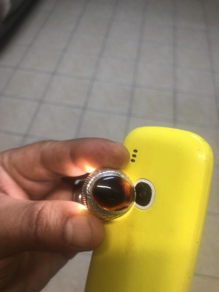 خاتم عقيق اسود مجزع يماني متوج بصياغه عيار 950 السعر ٨٠ الف مع التوصيل للاستفسار اتصال او واتساب***********
