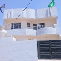 بيت طابقين • 200م • قرب مقبره الطفال