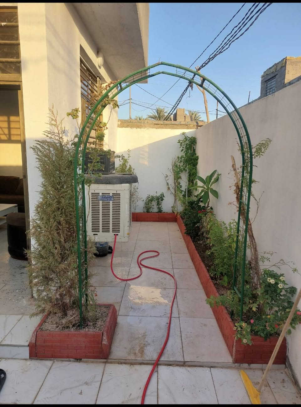 بيت مساحة 100 مربع 10×10 منطقه الحر الرشديه 
سعر 48
 طابو زراعي 25 صرف اقرار محكمة  يباع مع بعض الاثاث او مبادلة مع سياره عاليه 
التفاصيل: 
بلوك عتبه  درجه اولى 
والارضيه كرانيت
المكان 
الرشديه يبعد عن الامام الحر كيلوين
وعن الامامين ع 7 كيلو
خدمات كامله  كلشي متوفر

 بناء حديث سنه ونص
غرفه وصاله ومطبخ واستقبال وطارمه وصحيات 
وترك خلف البيت

والبيت فارغ غير مسكون
وقرار محكمه تتكاتب وي ابو الاقرار نفسه هو هم محامي ابو الاقرار مراوس بسياره عادي 
 للعلم البيت راح يطوب بالعقار
***********
