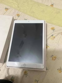 ايباد 8جيل • ذاكره ١٢٨ • شاشة مبدلة