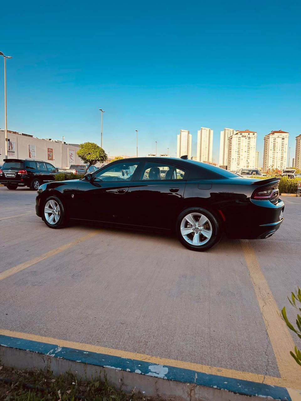 dodge charger   2017   SXT 
ماسفات کەنەدی 
کلین تایتل 
دوو بەسمە
سەنەوی رەقەمی تازەیە
تاقمێ تایەی تازەی لە ژێرایە 
شاشە گەورە 
سوکان ڤۆلیۆم 
سوکان شەفت 
کوشن کارەبا 
کۆمەڵی ماسفاتی تر 
تەنها یەک پەڵە PDR هەیە
80 هەزار میل ڕۆشتوە 
هەموو گیانی بەشەرت 
نرخ : 230 $$$
شوێن : سلێمانی 
ژم: *********** السليمانية, العراق

