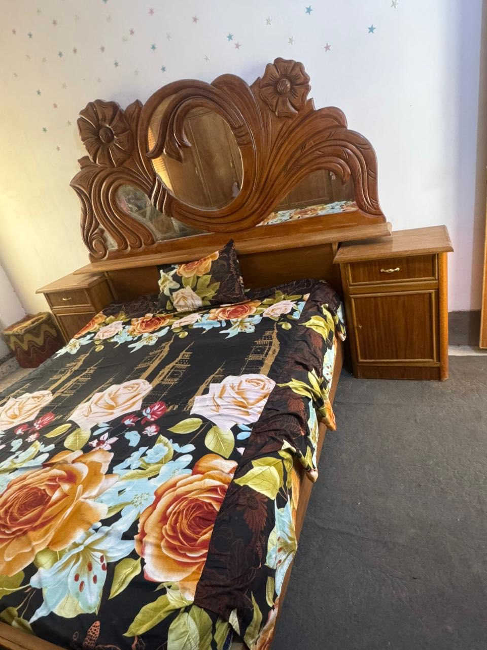 السلام عليكم غرفه نوم صاج اصلي درجه اولى نظافه فول لاكسر ولا شخوط  6 بوب وملحق بعد احلا من الصور سعر مليونين وبيهة مجال للاستفسار ***********
