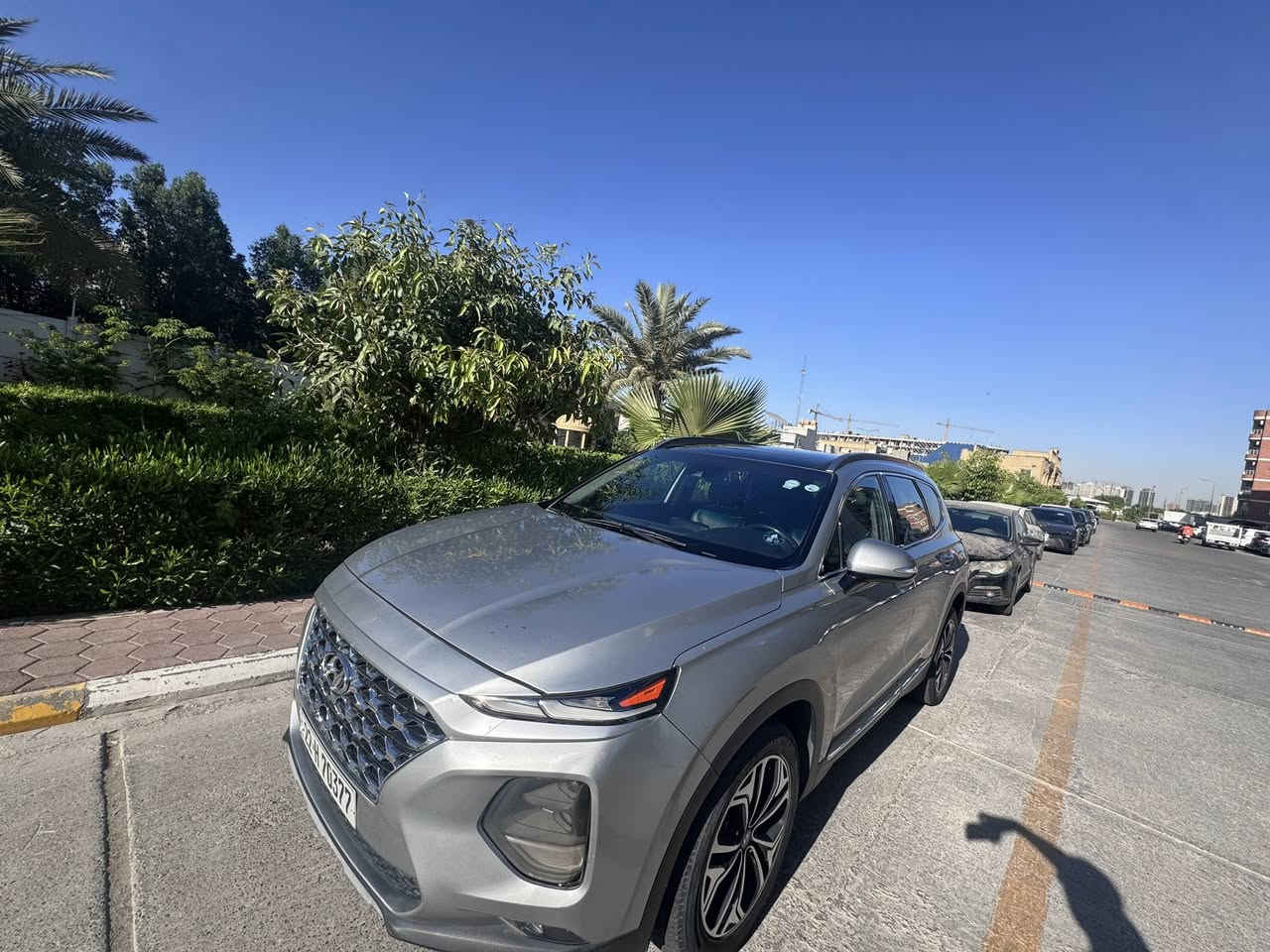 🚘 للبيع | هيونداي سنتافي 2020 وارد أمريكي فول مواصفات
الموديل: 2020
الوارد: أمريكي 🇺🇸
الرقم : أربيل دولي 
الضرر : جاملغ أيمن وجزء من البنيد بدون دواخل 
 ايرباك سليم ✅
المحرك: 2000 تيربو  سي سي 4 سلندر اقتصادي
الكير: أوتوماتيك 6 نمر
اللون : (رصاصي )
اللون الداخلي: ( جلد اسود + سستم فايبر كاربون إطار اصلي مع سف الكتارا )

🔹 المواصفات:
 • شاشة وسطية كبيرة + كاميرا خلفية
 • مقاعد جلد، إطار دشبول وابواب ستيل كاربون فايبر اصلي 
     • أنظمة قيادة( اقتصادي، رياضي، ذكي )
     • عداد سرعة إلكتروني شاشة ديجتال 
 • بصمة تشغيل + بصمة أبواب
 • مثبت سرعة + مانع انزلاق
 • تحكم مقود، حساسات أمامية وخلفية
 • فتحة سقف بانوراما
 • نظام النقطة العمياء
 • إنارة LED كاملة
 • تحكم إلكتروني بالمكيف
     • توقف ذكي ، اوتو ستوب 
     • إطار عجلة كروم حجم ١٩ 
     • رادار امامي خلفي اجتياز جانبي 
     • جنطة شفط كهرباء 
     • سقف الكتارا 
     • سستم صوت رباعي١٢ سماعة 
     ٠ بردات ابواب خلفية اصلي دفن 
     • مأخذ شحن لاسلكي ، USB  ٤ مأخذ

📦 السيارة نظيفة جداً، صيانة دورية منتظمة، جاهزة للفحص  💯

💰 السعر مناسب 
📍 الموقع: (بغداد )
📞 للتواصل: (***********)
