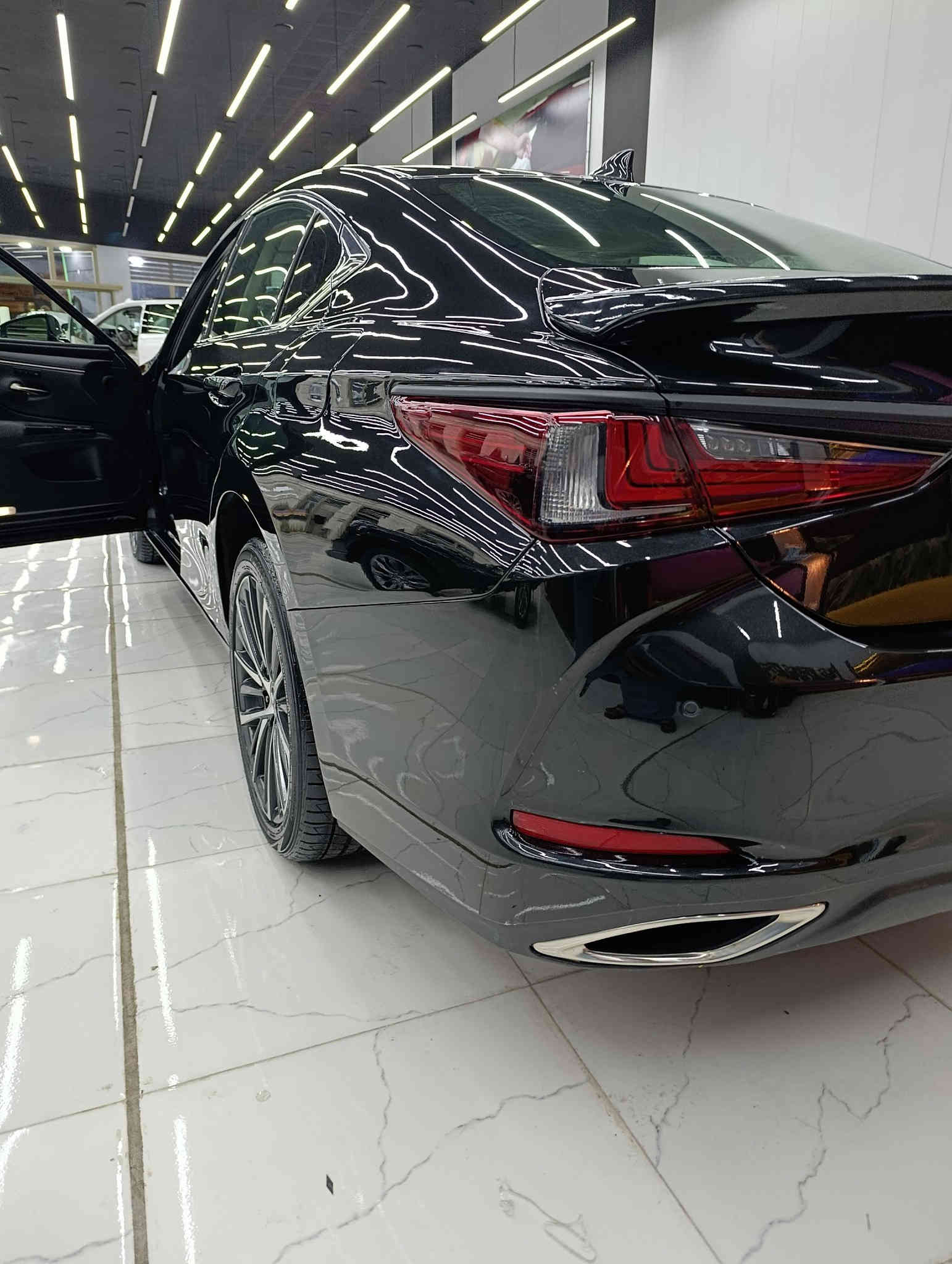 بسم الله ماشاء الله
لكزز es350 2025 ماشيه فقط ٢٠٠٠ زيرو اليوم جهزت من التغليف ppf من ارقئ انواع الppf كلفني ٢٠ ورقه 
6 سلندر 
فول مواصفات 
ميحتاج اذكر المواصفات واضحه 
رقم اربيل 
صبغ فقط جاملغ خلفي جه سايق راجع بلادي 
السياره بدون دواخل وبدون اربكات 
وبحاله الوكاله 
شديتلها تخم تاير جديد دانلوب ياباني الاصلي  
بالنسبه للصور المنشوره اليوم صورتها قبل لا استلمها 
مكان السياره الانبار رمادي 
سعرها ٤٠ الف دولار يعني ٤ دفاتر بيها مجال جدا بسيط 
***********
