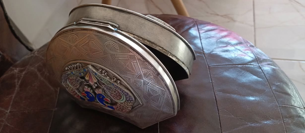 علبة فضة ملونة
750 g وزن


**إذا كنت صاحب هذا الإعلان وتريد حذفه لأي سبب، رجاءا أرسل رسالة إلى الدعم الفني**